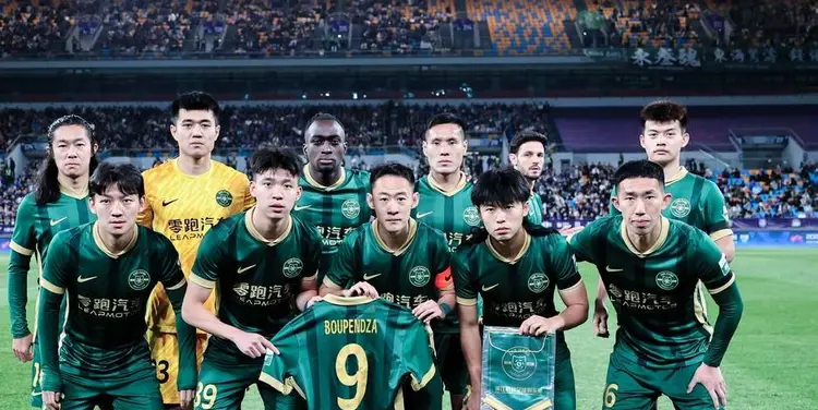 前锋远射破门，球迷现场尖叫